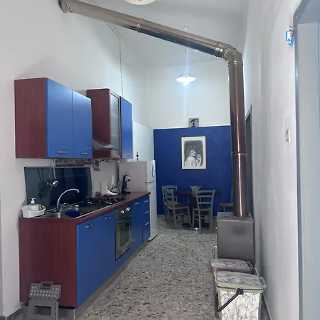Vico Poerio 1 * Tursi